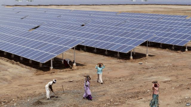 Các tấm thu năng lượng mặt trời tại công viên năng lượng mặt trời, ở Charanka, Ấn Độ 